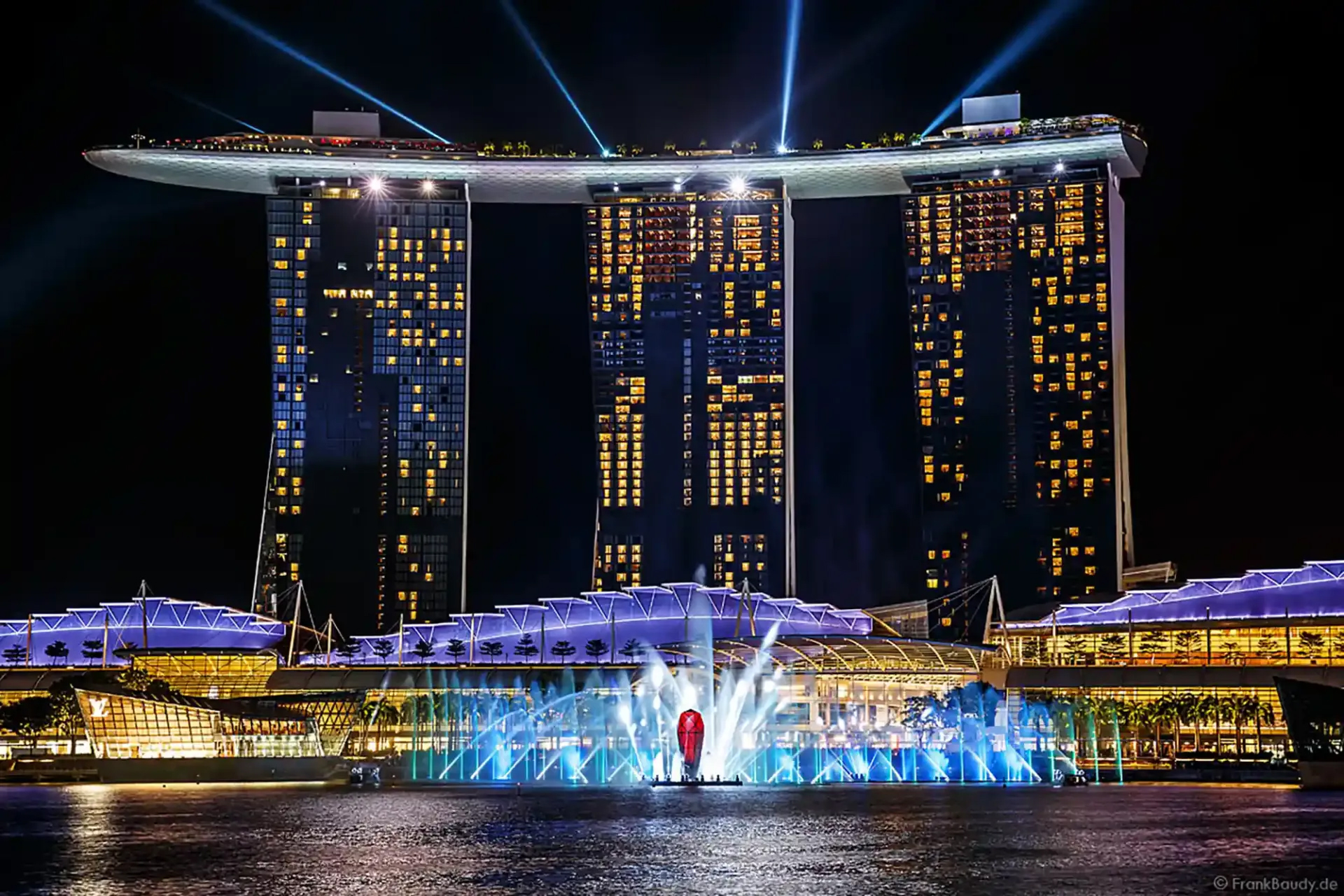 giant-water-show-singapore-marina-bay-spectra-17-1920x-q80.jpg