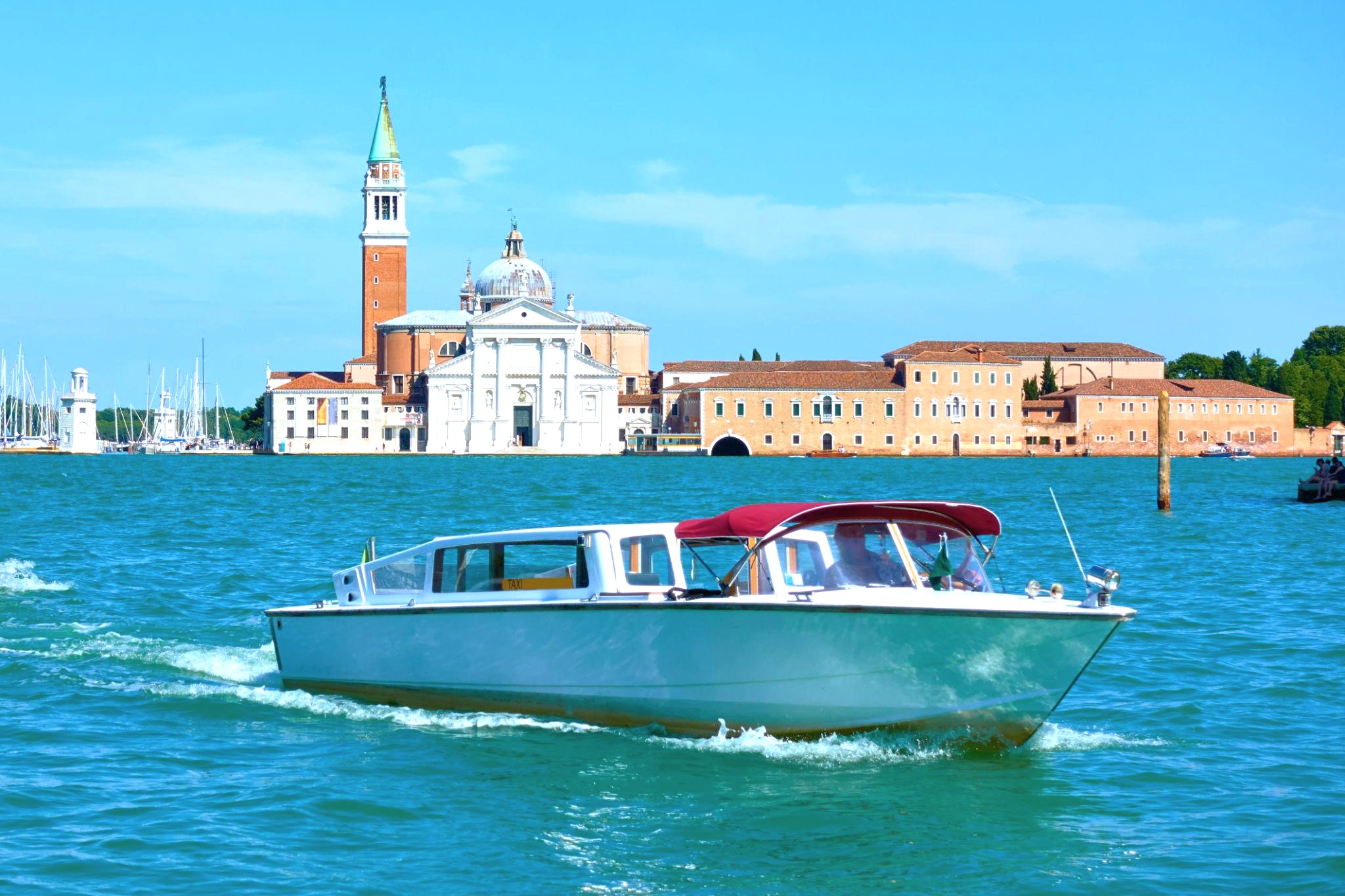 ជិះទូកល្បឿនលឿនទៅកាន់កោះ Venice.jpg
